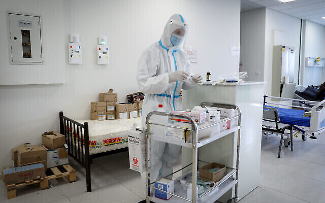 Des équipes médicales palestiniennes à l'hôpital de la ville de Dura, en Cisjordanie, près d'Hébron, dans le service coronavirus, le 9 juillet 2020. (Crédit : Wisam Hashlamoun / FLASH90)