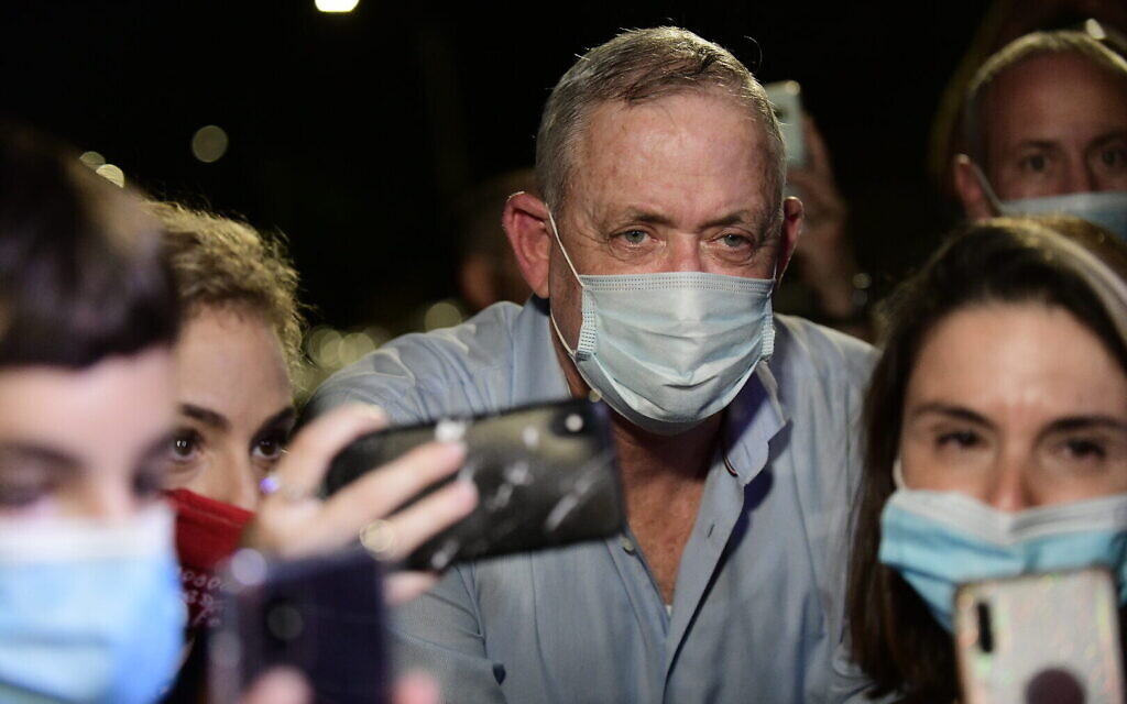 Le ministre de la Défense Benny Gantz s'adresse aux médias devant son domicile à Rosh Haayin, lors d'une manifestation des Israéliens de l'industrie culturelle et artistique exigeant le redémarrage des spectacles dans le contexte de la pandémie COVID-19, le 9 août 2020. (Tomer Neuberg/Flash90) Le ministre de la Défense Benny Gantz s'adresse aux médias devant son domicile à Rosh Haayin, lors d'une manifestation des Israéliens de l'industrie culturelle et artistique exigeant le redémarrage des spectacles dans le contexte de la pandémie COVID-19, le 9 août 2020. (Tomer Neuberg/Flash90)