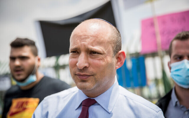 Le leader de Yamina Naftali Bennett lors d'une manifestation contre l'intention de l'Etat de clore le projet Hilla, aux abords de la Knesset, le 12 août 2020. (Crédit : Yonatan Sindel/Flash90) Le leader de Yamina Naftali Bennett lors d'une manifestation contre l'intention de l'Etat de clore le projet Hilla, aux abords de la Knesset, le 12 août 2020. (Crédit : Yonatan Sindel/Flash90)