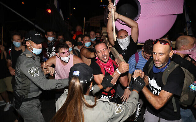 Heurts entre les forces de police et des manifestants lors d'une marche de protestation en direction de résidence officielle du Premier ministre Benjamin Netanyahu rue Balfour à Jérusalem, le 5 septembre 2020. (Crédit : Yonatan Sindel / Flash90) Heurts entre les forces de police et des manifestants lors d'une marche de protestation en direction de résidence officielle du Premier ministre Benjamin Netanyahu rue Balfour à Jérusalem, le 5 septembre 2020. (Crédit : Yonatan Sindel / Flash90)