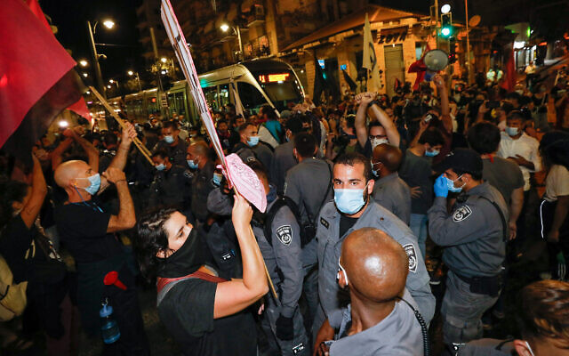 Illustration : Une échauffourée entre la police et des manifestants anti-Netanyahu bloque les rails du tramway de la rue Jaffa, dans le centre-ville de Jérusalem, le 17 octobre 2020. ( Olivier Fitoussi/Flash90) Illustration : Une échauffourée entre la police et des manifestants anti-Netanyahu bloque les rails du tramway de la rue Jaffa, dans le centre-ville de Jérusalem, le 17 octobre 2020. ( Olivier Fitoussi/Flash90)