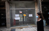 La devanture d'un magasin qui a déposé le bilan, avec des panneaux "À louer" dans le centre-ville de Jérusalem le 10 novembre 2020. (Crédit : Hadas Parush/Flash90)