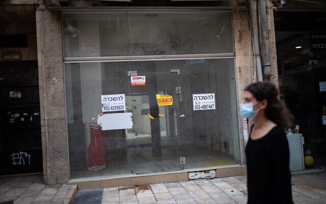 La devanture d'un magasin qui a déposé le bilan, avec des panneaux "À louer" dans le centre-ville de Jérusalem le 10 novembre 2020. (Crédit : Hadas Parush/Flash90)