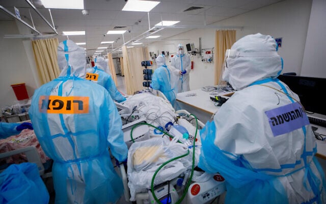 Des membres du personnel médical hospitalier portant des vêtements de protection transfèrent des patients dans un service de traitement du coronavirus au centre médical Shaare Zedek à Jérusalem, le 16 novembre 2020. (Olivier Fitoussi/Flash90) Des membres du personnel médical hospitalier portant des vêtements de protection transfèrent des patients dans un service de traitement du coronavirus au centre médical Shaare Zedek à Jérusalem, le 16 novembre 2020. (Olivier Fitoussi/Flash90)