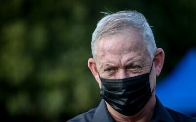 Le ministre de la Défense Benny Gantz en visite à la frontière israélo-libanaise, le 17 novembre 2020. (Crédit : David Cohen/Flash90)