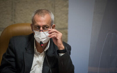 Le responsable israélien de la lutte contre le coronavirus, Nachman Ash, visite la municipalité de Jérusalem, le 22 novembre 2020. (Yonatan Sindel/Flash90)