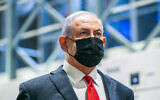 Le Premier ministre Benjamin Netanyahu visite le centre logistique de Teva Pharmaceuticals à Shoham, où seront entreposés et distribués les vaccins contre le coronavirus, le 26 novembre 2020. (Crédit : Yossi Aloni/Flash90)