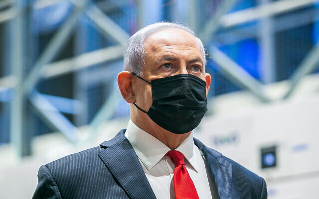 Le Premier ministre Benjamin Netanyahu visite le centre logistique de Teva Pharmaceuticals à Shoham, où seront entreposés et distribués les vaccins contre le coronavirus, le 26 novembre 2020. (Crédit : Yossi Aloni/Flash90)