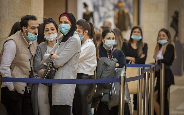 Des Israéliens portant le masque attendent au Mamilla Mall de Jérusalem, le 1er décembre 2020. (Crédit : Olivier Fitoussi/Flash90) Des Israéliens portant le masque attendent au Mamilla Mall de Jérusalem, le 1er décembre 2020. (Crédit : Olivier Fitoussi/Flash90)