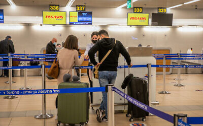 Une vue du hall des départs du terminal 1 à l'aéroport Ben-Gurion, près de Tel Aviv, le 1er décembre 2020. (Crédit :Yossi Aloni/Flash90)