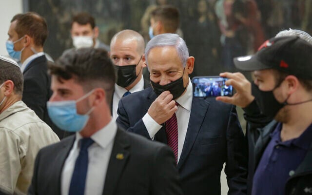 Le Premier ministre israélien Benjamin Netanyahu entre au Parlement israélien lors du vote d'un projet de loi visant à dissoudre le Parlement à la Knesset, le 1er décembre 2020. (Photo d'Alex Kolomoisky/FLASH90/POOL) Le Premier ministre israélien Benjamin Netanyahu entre au Parlement israélien lors du vote d'un projet de loi visant à dissoudre le Parlement à la Knesset, le 1er décembre 2020. (Photo d'Alex Kolomoisky/FLASH90/POOL)