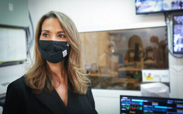 La députée Yifat Shasha-Biton visite le service de coronavirus du centre médical Ziv dans la ville septentrionale de Safed le 3 décembre 2020. (David Cohen / Flash90) La députée Yifat Shasha-Biton visite le service de coronavirus du centre médical Ziv dans la ville septentrionale de Safed le 3 décembre 2020. (David Cohen / Flash90)