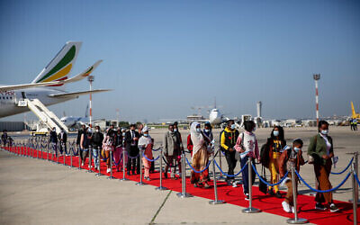 Des membres de la communauté juive éthiopienne arrivent à l'aéroport Ben Gourion, près de Tel-Aviv, le 3 décembre 2020. (Crédit : Miriam Alster/Flash90)