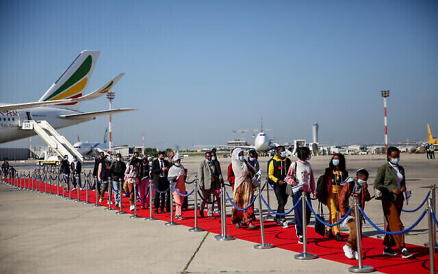 Des membres de la communauté juive éthiopienne arrivent à l'aéroport Ben Gourion, près de Tel-Aviv, le 3 décembre 2020. (Crédit : Miriam Alster/Flash90)