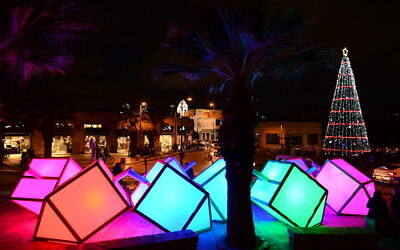 Des dreidels surdimensionnés et éclairés placés à Jaffa pour Hanoukka 2020. (Tomer Neuberg/Flash 90)