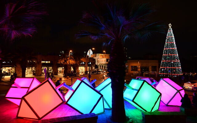 Des dreidels surdimensionnés et éclairés placés à Jaffa pour Hanoukka 2020. (Tomer Neuberg/Flash 90) Des dreidels surdimensionnés et éclairés placés à Jaffa pour Hanoukka 2020. (Tomer Neuberg/Flash 90)