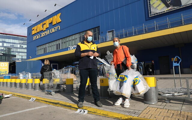 Les Israéliens font leurs courses à IKEA après l'ouverture des magasins de la chaîne d'ameublement suédoise en violation des directives du ministère de la Santé, le 6 décembre 2020. (Crédit : Yossi Aloni/Flash90) Les Israéliens font leurs courses à IKEA après l'ouverture des magasins de la chaîne d'ameublement suédoise en violation des directives du ministère de la Santé, le 6 décembre 2020. (Crédit : Yossi Aloni/Flash90)
