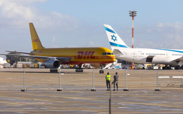 L'avion DHL transportant le premier lot de vaccins Pfizer contre la COVID-19 atterrit à l'aéroport international Ben Gurion, le 9 décembre 2020. (Crédit : Marc Israel Sellem / POOL)