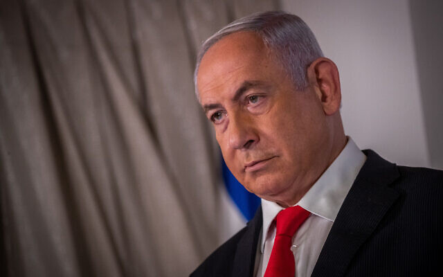 Le Premier ministre israélien Benjamin Netanyahu pendant une conférence de presse au ministère de la Santé de Jérusalem, le 9 décembre 2020. (Crédit : Yonatan Sindel/Flash90)