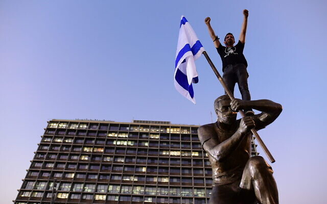 La statue d'un manifestant anti-Netanyahu installée sur la place Rabin de Tel Aviv, le 10 décembre 2020. (Crédit : Tomer Neuberg/Flash90)