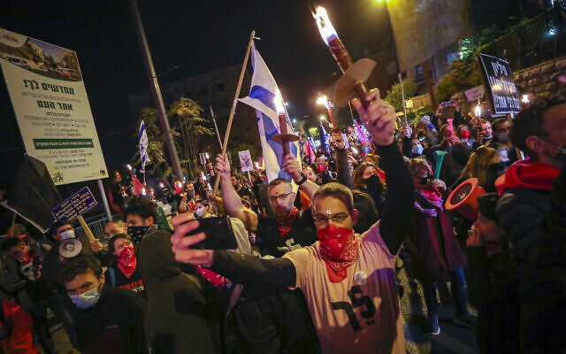 Les manifestants israéliens réclament le départ du Premier ministre Benjamin Netanyahu lors d'une manifestation hebdomadaire à Jérusalem, le 12 décembre 2020. (Crédit :Yonatan Sindel/Flash90)