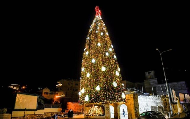 Photo d'illustration - un arbre de Noël à Nazareth, dans le nord d'Israël, le 13 décembre 2020. (Crédit : Flash90) Photo d'illustration - un arbre de Noël à Nazareth, dans le nord d'Israël, le 13 décembre 2020. (Crédit : Flash90)