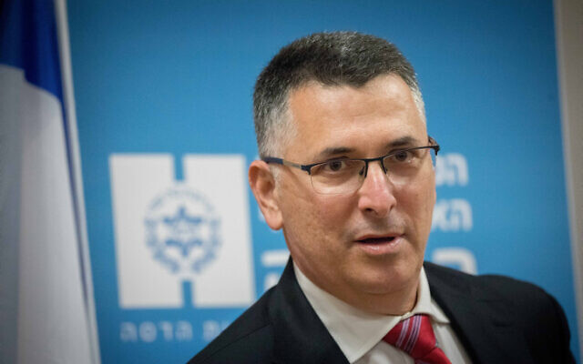 Gideon Saar pendant une visite à l'hôpital Hadassah Ein Kerem à Jérusalem, le 16 décembre 2020. (Crédit : Yonatan Sindel/Flash90) Gideon Saar pendant une visite à l'hôpital Hadassah Ein Kerem à Jérusalem, le 16 décembre 2020. (Crédit : Yonatan Sindel/Flash90)