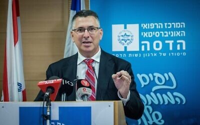 Gideon Saar visite l'hôpital Hadassah Ein Kerem à Jérusalem le 16 décembre 2020. (Crédit : Yonatan Sindel / Flash90)