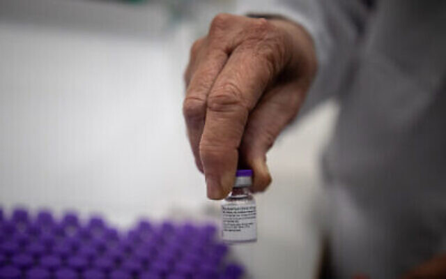 Un infirmier tient des vaccins contre le coronavirus qui viennent d'arriver à l'hôpital Shaarei Tzedek de Jérusalem avant le début de la campagne de vaccination de la population israélienne, le 19 décembre 2020. (Crédit : Yonatan Sindel/Flash90) Un infirmier tient des vaccins contre le coronavirus qui viennent d'arriver à l'hôpital Shaarei Tzedek de Jérusalem avant le début de la campagne de vaccination de la population israélienne, le 19 décembre 2020. (Crédit : Yonatan Sindel/Flash90)