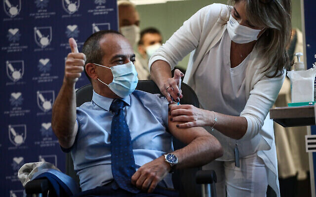 Ronni Gamzu, directeur-général du centre médical Sourasky et ancien responsable de la lutte contre le coronavirus se fait vacciner contre la COVID-19 au centre médical Ichilov (Sourasky) de Tel Aviv, le 20 décembre 2020. Ronni Gamzu, directeur-général du centre médical Sourasky et ancien responsable de la lutte contre le coronavirus se fait vacciner contre la COVID-19 au centre médical Ichilov (Sourasky) de Tel Aviv, le 20 décembre 2020.