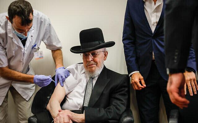Un citoyen israélien se fait vacciner contre la COVID-19 dans un centre de vaccination de la Meuhedet à Jérusalem, le 21 décembre 2020. (Crédit : Olivier Fitoussi/Flash90)
