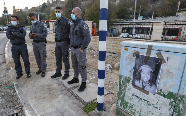 Des agents de police pendant une manifestation organisée à Safed, dans le nord du pays, suite à la mort d'Ahuvia Sandak, 16 ans, un "jeune des collines" mort dans un accident de voiture en Cisjordanie dans une course-poursuite avec la police, le 22 décembre 2020. (Crédit : David Cohen/Flash90) Des agents de police pendant une manifestation organisée à Safed, dans le nord du pays, suite à la mort d'Ahuvia Sandak, 16 ans, un "jeune des collines" mort dans un accident de voiture en Cisjordanie dans une course-poursuite avec la police, le 22 décembre 2020. (Crédit : David Cohen/Flash90)