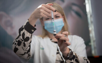 Une employée de santé de Clalit prépare une injection de vaccin COVID-19 dans un centre de vaccination à Tel Aviv, le 22 décembre 2020. (Miriam Alster/Flash90)