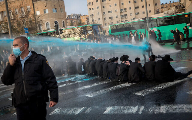 Des Juifs ultra-orthodoxes de Jérusalem affrontent la police lors d'une manifestation contre le service militaire obligatoire, le 22 décembre 2020. (Crédit : Yonatan Sindel/Flash90)