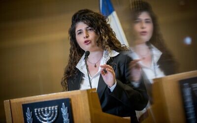 La députée du Likud Sharren Haskel annonce sa démission de la Knesset et du parti du Likud dans une conférence de presse, le 23 décembre 2020. (Crédit : Yonatan Sindel/Flash90)