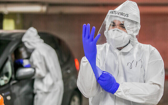 Personnel médical prélevant des échantillons sur des Israéliens pour des tests de coronavirus à Modi'in, le 24 décembre 2020. (Yossi Aloni / Flash90) Personnel médical prélevant des échantillons sur des Israéliens pour des tests de coronavirus à Modi'in, le 24 décembre 2020. (Yossi Aloni / Flash90)