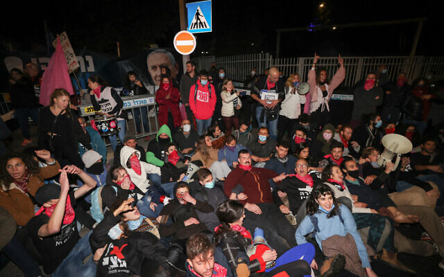 Des manifestants lors d'un rassemblement contre le Premier ministre Benjamin Netanyahu, devant sa résidence officielle à Jérusalem, le 26 décembre 2020. (Yonatan Sindel/Flash90) Des manifestants lors d'un rassemblement contre le Premier ministre Benjamin Netanyahu, devant sa résidence officielle à Jérusalem, le 26 décembre 2020. (Yonatan Sindel/Flash90)