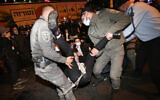 Des affrontements entre la police et des Juifs ultra-orthodoxes qui protestent contre l'arrestation d'un étudiant, dans la ville centrale de Bnei Brak, le 27 décembre 2020. (Crédit : Noam Revkin Fenton / Flash90)