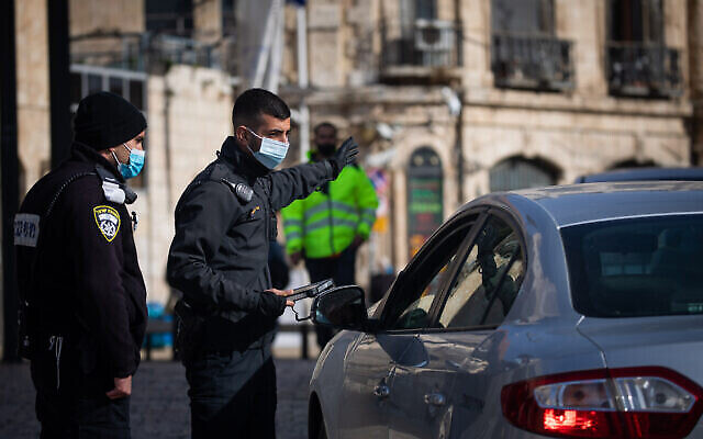 Contrôle de police temporaire dans la vieille ville de Jérusalem le 28 décembre 2020, lors d'un troisième confinement national pour contenir le coronavirus. (Yonatan Sindel / Flash90) Contrôle de police temporaire dans la vieille ville de Jérusalem le 28 décembre 2020, lors d'un troisième confinement national pour contenir le coronavirus. (Yonatan Sindel / Flash90)