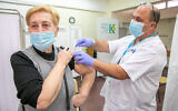 Une femme reçoit un vaccin COVID-19 dans un centre de vaccination Clalit à Rehovot le 29 décembre 2020. (Crédit : Yossi Aloni / Flash90)