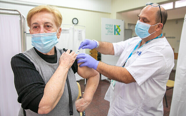 Une femme reçoit un vaccin COVID-19 dans un centre de vaccination Clalit à Rehovot le 29 décembre 2020. (Crédit : Yossi Aloni / Flash90)