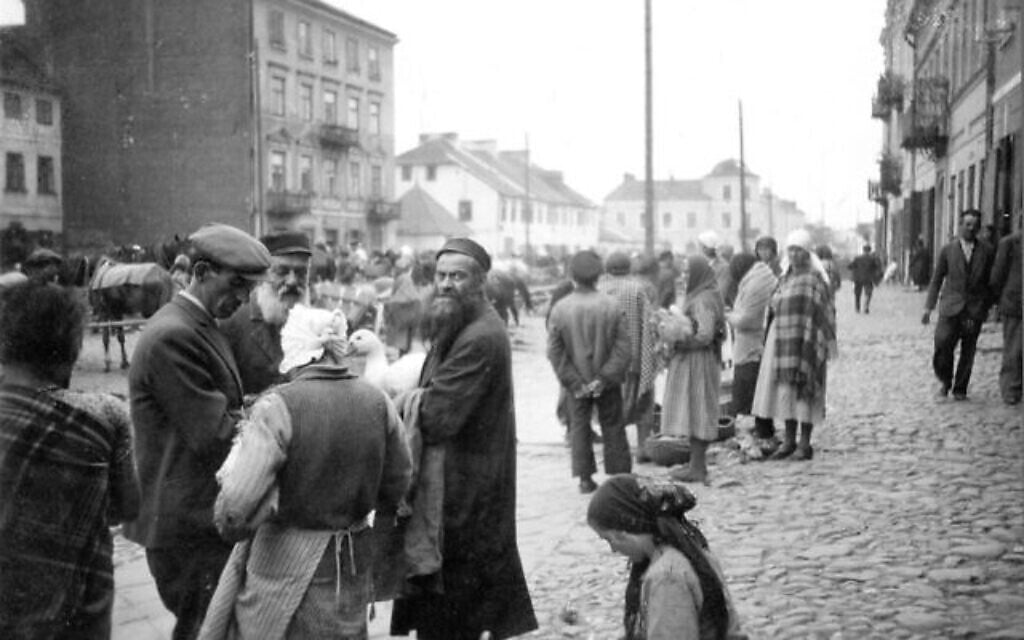 Le marché des fermiers dans la rue Walowa, au cœur du quartier juif avant la Seconde guerre mondiale. Pendant le printemps 1941, la rue était devenue l'artère principale du grand ghetto de Radom. (Autorisation : Chris Webb)