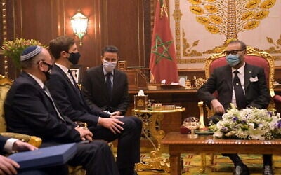 Meir Ben-Shabbat (à gauche), conseiller à la sécurité nationale israélienne, et Jared Kushner (2e en partant de la gauche), conseiller principal à la Maison Blanche, rencontrent le roi du Maroc Mohammed VI (à droite) au palais royal de Rabat, au Maroc, le 22 décembre 2020. (Crédit : Amos Ben Gershom/GPO)