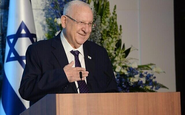 Le président Reuven Rivlin remet le Prix Genesis 2020 à sa résidence présidentielle à Jérusalem, le 24 décembre 2020. (Mark Neyman / GPO) Le président Reuven Rivlin remet le Prix Genesis 2020 à sa résidence présidentielle à Jérusalem, le 24 décembre 2020. (Mark Neyman / GPO)