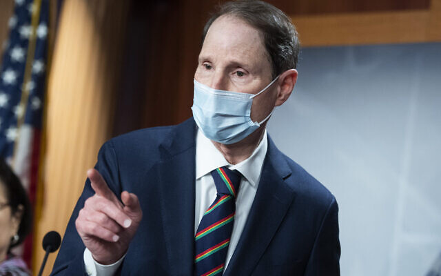 Le sénateur Ron Wyden lors d'une conférence de presse avec les démocrates du sénat au Capitole, le 30 septembre 2020. (Crédit : Tom Williams/CQ-Roll Call, Inc via Getty Images) Le sénateur Ron Wyden lors d'une conférence de presse avec les démocrates du sénat au Capitole, le 30 septembre 2020. (Crédit : Tom Williams/CQ-Roll Call, Inc via Getty Images)