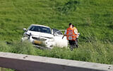 Une voiture au bord de la route 6 après avoir été la cible d’une attaque le 28 décembre 2020. Un homme est mort et un autre a été gravement blessé dans cet acte de vengeance présumé. (United Hatzalah)