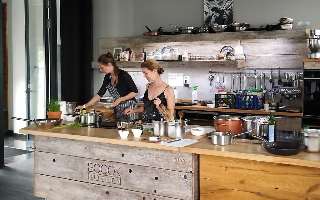 Rachel Raj, au centre, travaillant dans la cuisine test de Boook, Budapest, juillet 2020. (Crédit : Yaakov Schwartz/ Times of Israel)