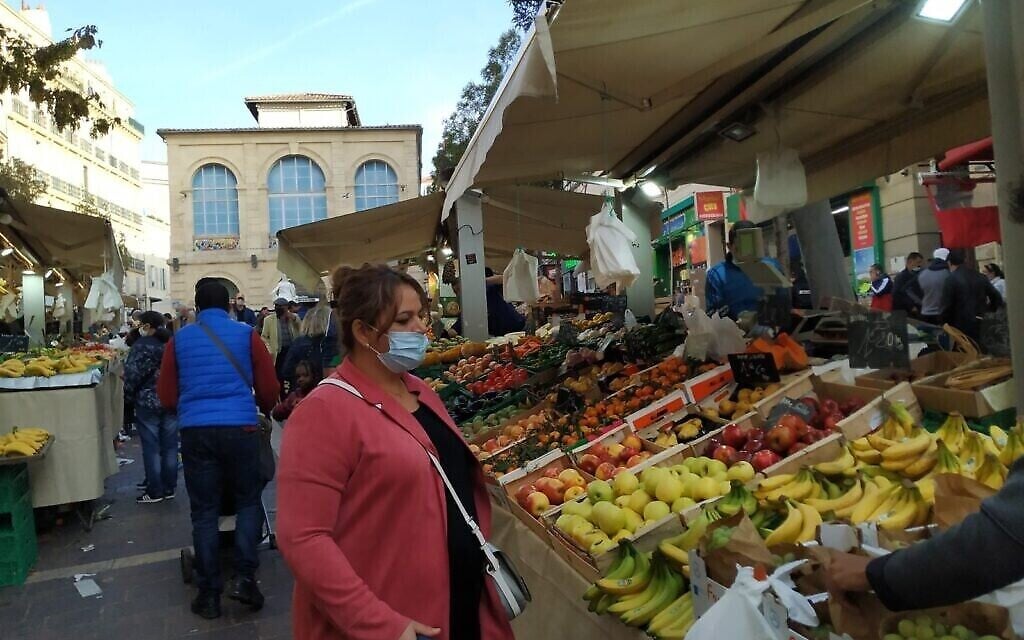 Noailles est un pôle d'immigrants venus du Moyen-Orient et d'Afrique à Marseille. En son centre, un bazar en plein air avec des étals similaires à ceux des souks israéliens. Octobre 2020. (Crédit : Yaakov Schwartz/ Times of Israel)