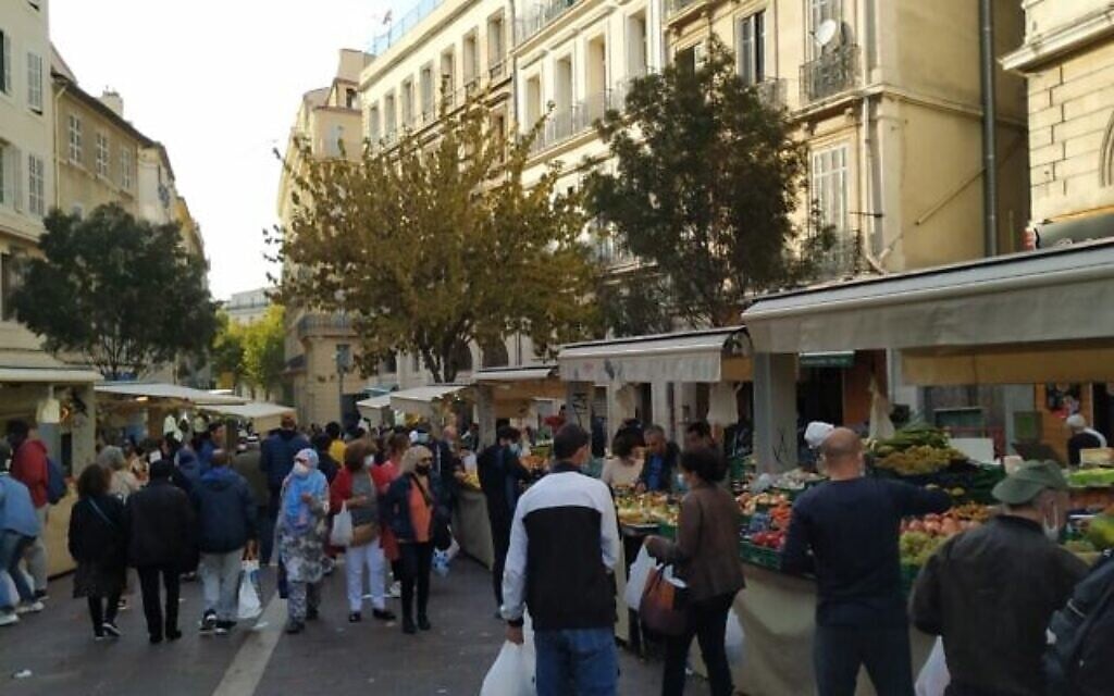 Noailles est un pôle d'immigrants venus du Moyen-Orient et d'Afrique à Marseille. En son centre, un bazar en plein air avec des étals similaires à ceux des souks israéliens. Octobre 2020. (Crédit : Yaakov Schwartz/ Times of Israel)