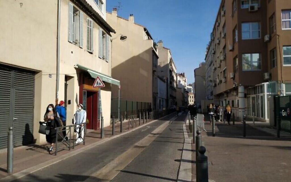 La Rue Saint-Suffren est un centre du commerce juif à Marseille. Elle peut être animée ou presque vide selon le moment. Octobre 2020. (Crédit : Yaakov Schwartz/ Times of Israel)